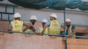 Un vasluian a început să tragă cu pușca în muncitorii care construiau noul magazin Penny. N-a mai suportat praful și zgomotul