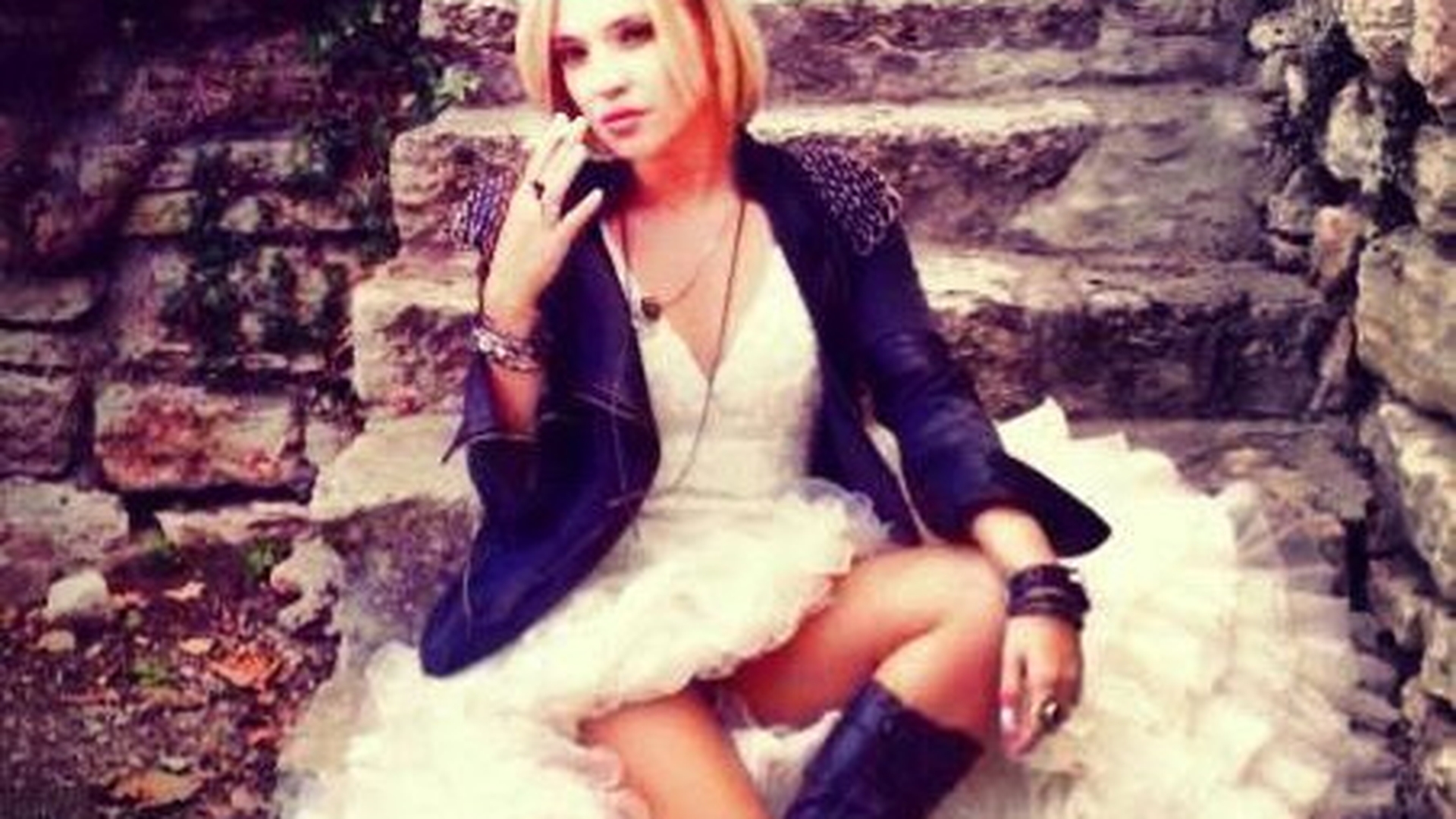 PREMIERA CANCAN.ro! Fosta consiliera a lui Crin Antonescu a lansat videoclip! Uite cat de sexy e Aura de la "Vocea Romaniei"