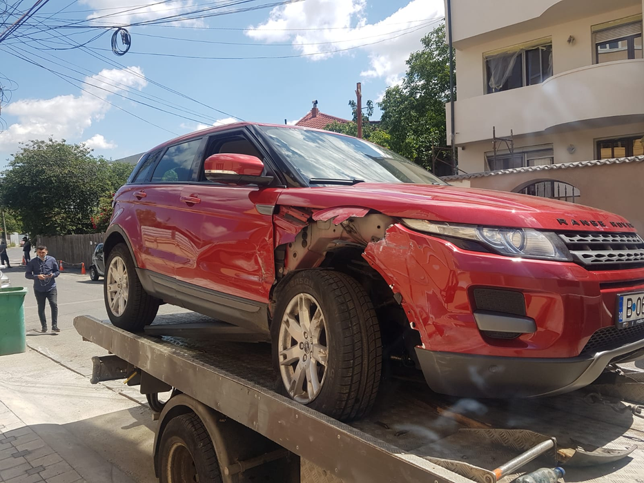 Bolidul condus de fata Clejanilor a fost avariat