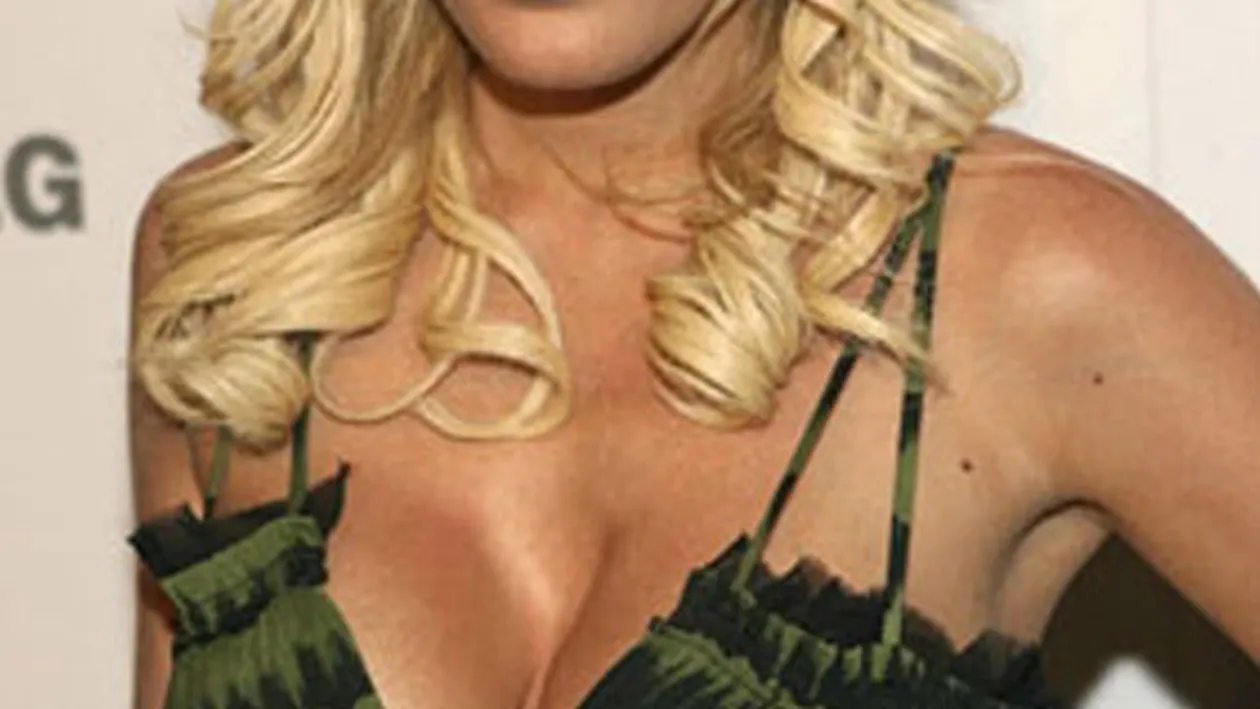 S-a prins ca a inselat-o, iar acum ii face viata un IAD! Reactia vedetei care a aflat din ziare ca sotul ei s-a culcat cu alta