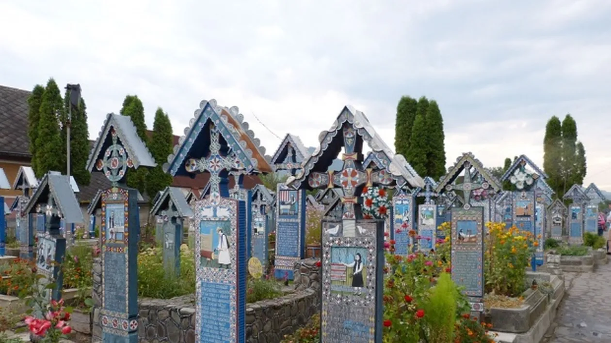 Puțini români știu asta! Ce scrie pe crucea omului care a fondat Cimitirul Vesel de la Săpânța
