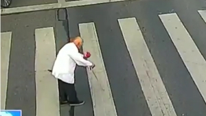 Imagini impresionante! Un poliţist cară un bătrân în spate, ajutându-l să treacă strada mai repede