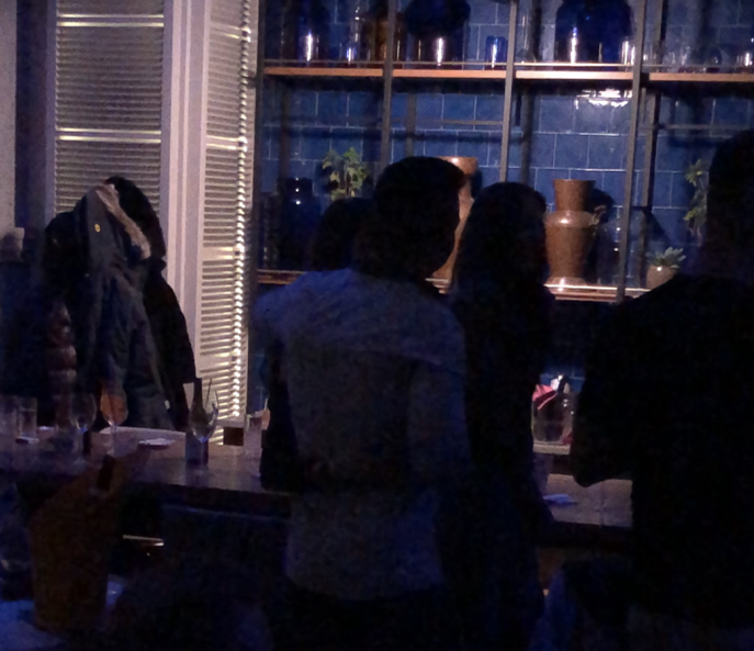 Cei doi s-au apropiat mai mult de bar