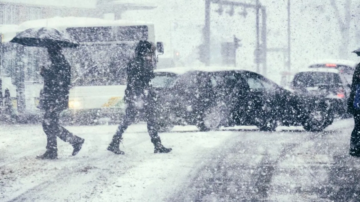 Un nou val de ger lovește România! Meteorologii anunță cod galben de viscol și ninsori