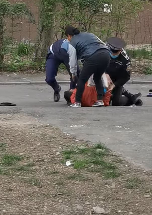 Un angajat al Primăriei Bacău a fost încătușat! Ce nereguli au descoperit polițiștii în declarația pe propria răspundere
