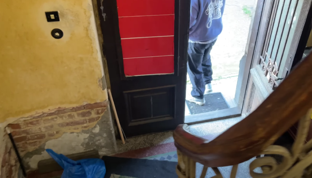 Casa pe care Puya vrea să o renoveze/ Sursa foto: Captură Youtube