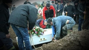 A inviat cand era inmormantata! Povestea tragica a unei tinere din Neamt, care l-a cutremurat pana si pe preot! Ce i-a zis acestuia