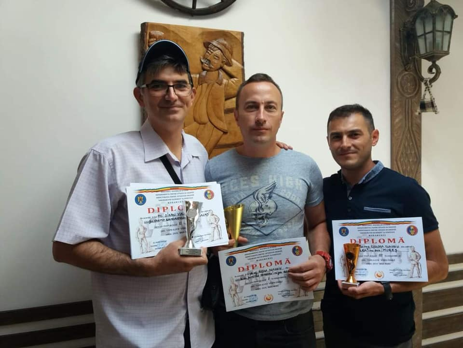 Campionul Claudiu Roșca (mijloc), alături de competitorii săi