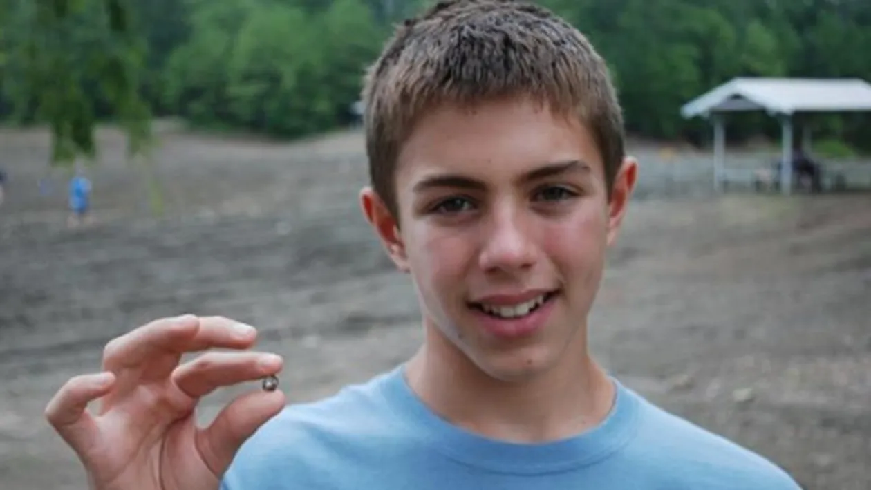 Descoperirea care-i va schimba viaţa! Ce a găsit un copil de 12 ani intr-un parc: Mă uitam pe jos, când l-am văzut