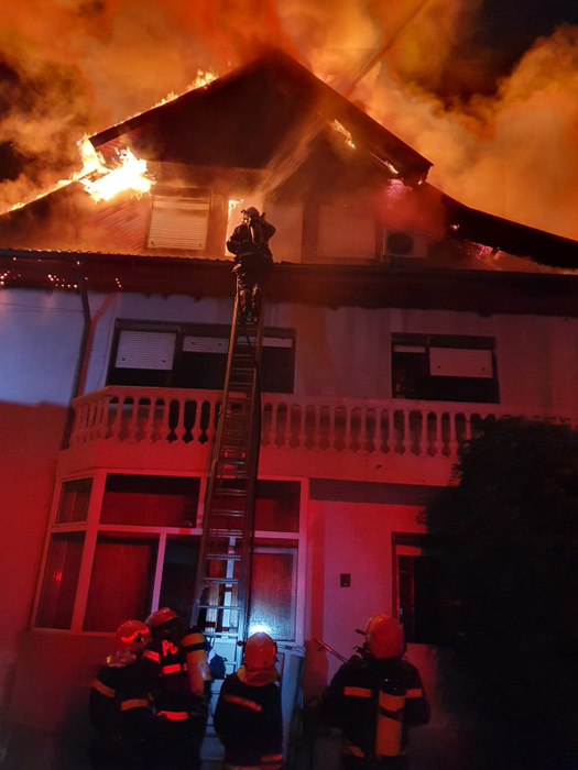 FOTO | Incendiu îngrozitor la Bacău! Un tânăr de 18 ani a fost găsit carbonizat