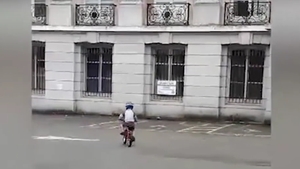 Si-a scos baietelul de 5 ani la plimbare cu bicicleta si a inlemnit. E horror ce apare in fata lui VIDEO