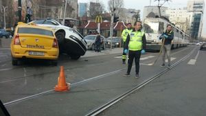 VIDEO / Accident spectaculos în Bucureşti! O maşină de poliţie s-a ciocnit violent cu un taxi, pe care l-a strivit