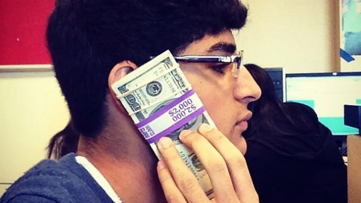 VIDEO El e cocalarul suprem! Se distrează doar când îşi numără banii si se spală pe mâini cu cea mai scumpă apă minerală