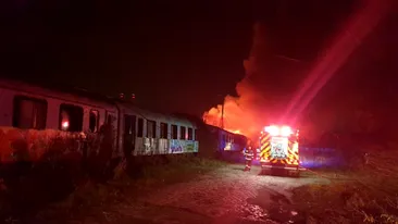 Incendiu puternic pe Calea Giulești din București! Mai multe vagoane de tren au luat foc