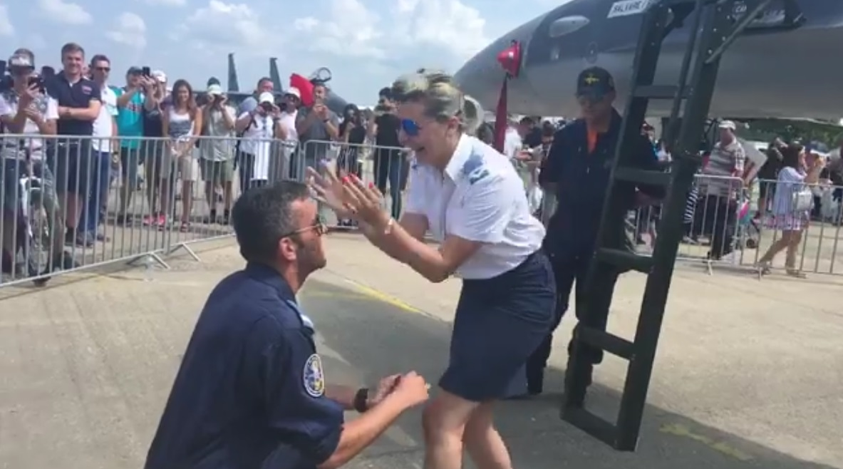 Lacrimi și emoții la BIAS 2018! Un angajat al Forțelor Aeriene Române a îngenuncheat și a cerut-o de soție pe iubita lui