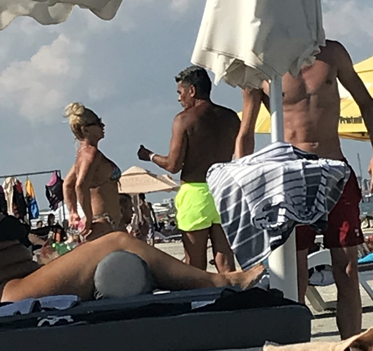Marcel Toader petrece pe litoralul românesc cu o blondă apetisantă! Imagini cu cei doi
