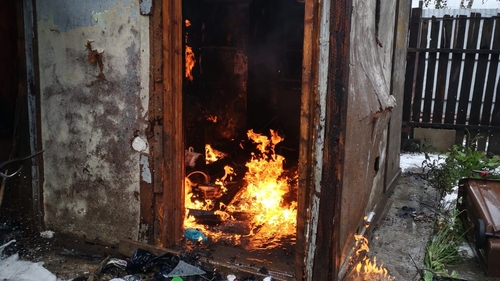 Tragedie. O familie din Moinești se zbate între viață și moarte, în urma unui incendiu care le-a ars casa și toată averea.