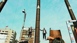 Au levitat 200 de minute