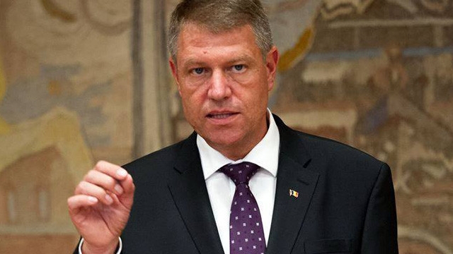 Cum arata semnatura presedintelui ales al Romaniei, Klaus Iohannis si cate carti a reusit sa vanda in 24 de ore