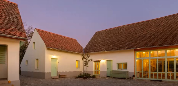 Așa arată casa imensă a lui Tudor Chirilă de la Porumbacu. Foto: captură YouTube (Inside Channel)