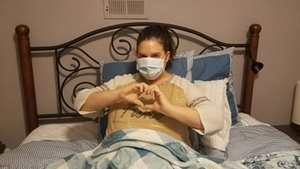 Tânăra din imagine a fost diagnosticată cu noul coronavirus, deși nu a ieșit deloc din casă 3 săptămâni. Cum s-a infectat