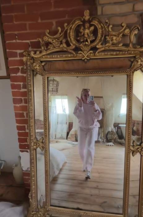 Ce a pățit o influenceriță, după ce a închiriat un conac din Franța. A dat o avere, dar i-a fost frică să mai doarmă în el