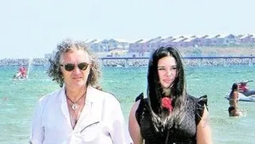 Luceafarul huilei s-a transformat in Steaua de mare. Ocheade timide, Marinela si Miron se iubesc pe nisipul fierbinte