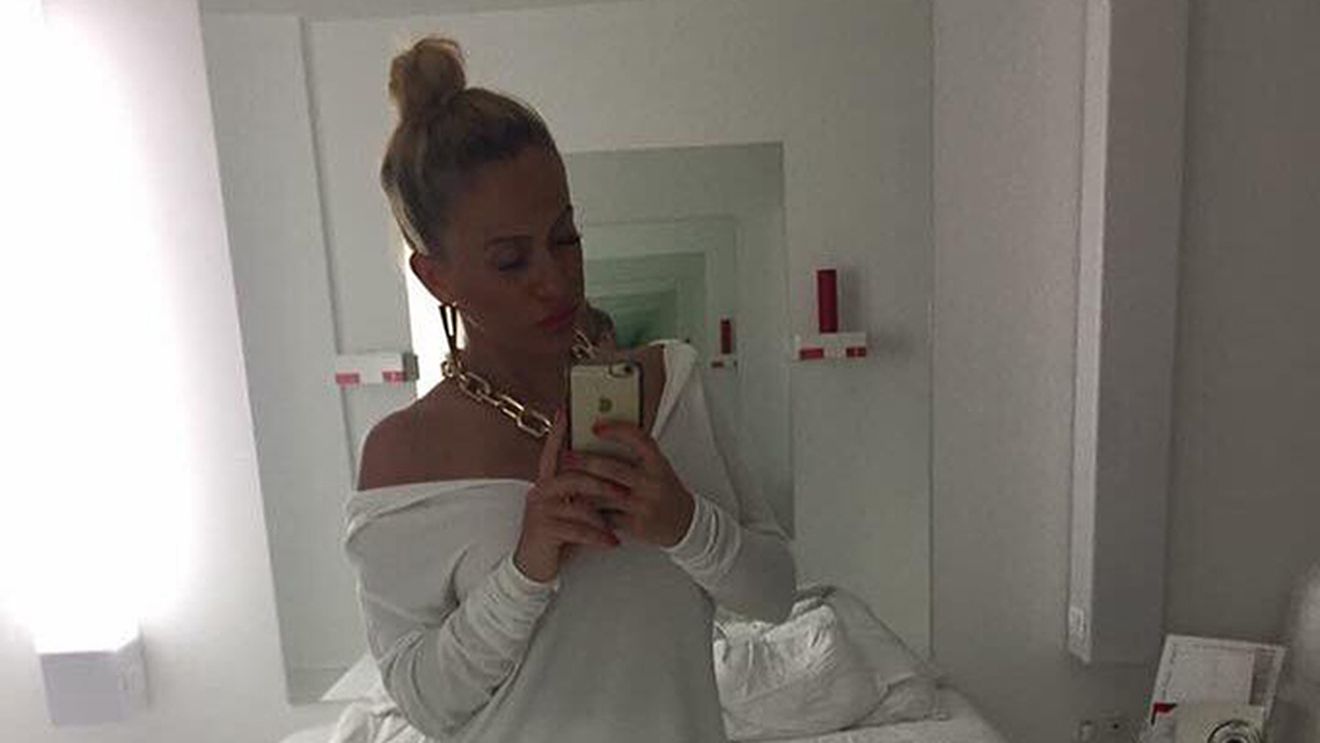 ANDA ADAM a vrut să le arate fanilor o fotografie de la piscină, dar ce s-a văzut i-a lăsat pe toţi cu gura căscată! Un bărbat "călărea" o...