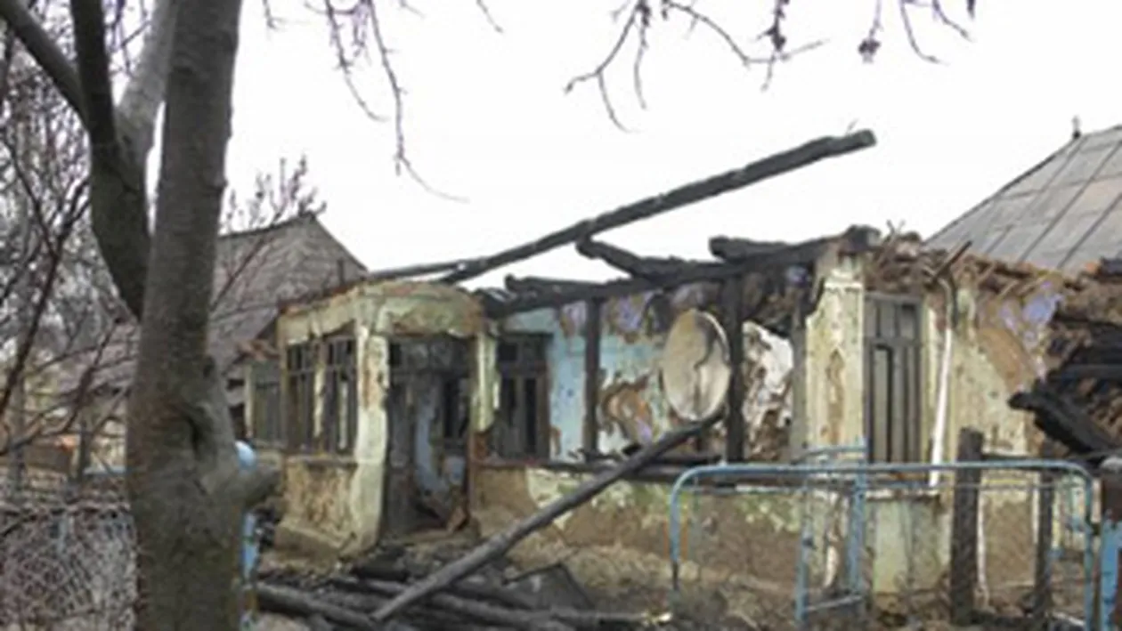 O gospodarie a luat foc dupa ce a fost lovita de un trasnet