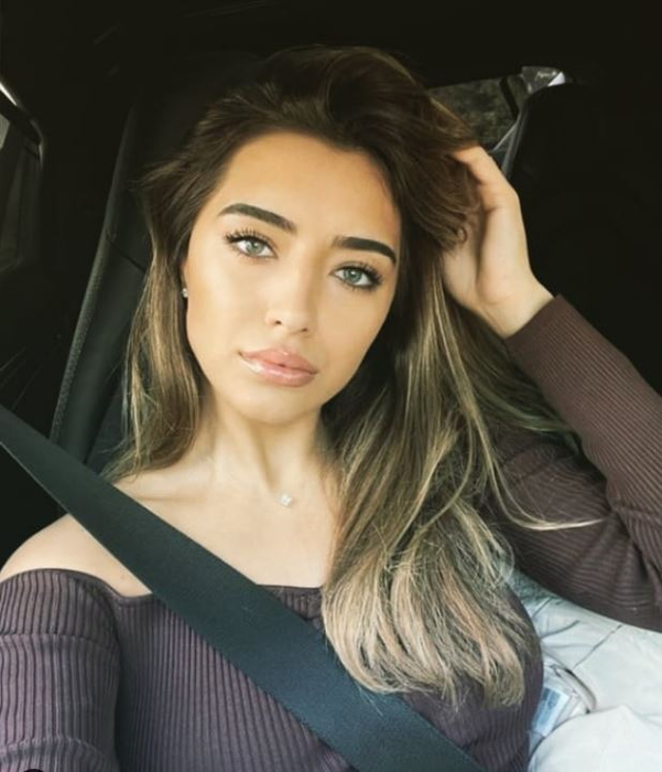 Iubita lui Dennis Man, fotbalistul aflat pe lista lui AC Milan, o adevărată bombă-sexy! Fotografii incendiare cu Alexandra Ionela, fostă Miss Arad în 2014| GALERIE FOTO