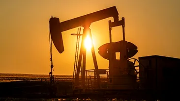 Prețul petrolului scade cu mai mult de 1%