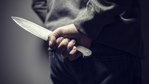 Caz tragic în Galați! S-a înjunghiat în piept pentru că soția nu îi deschidea ușa. Bărbatul avea un ordin de restricție