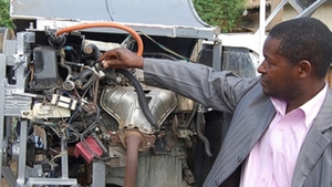 Un kenyan si-a construit un avion in curtea casei pe bucati