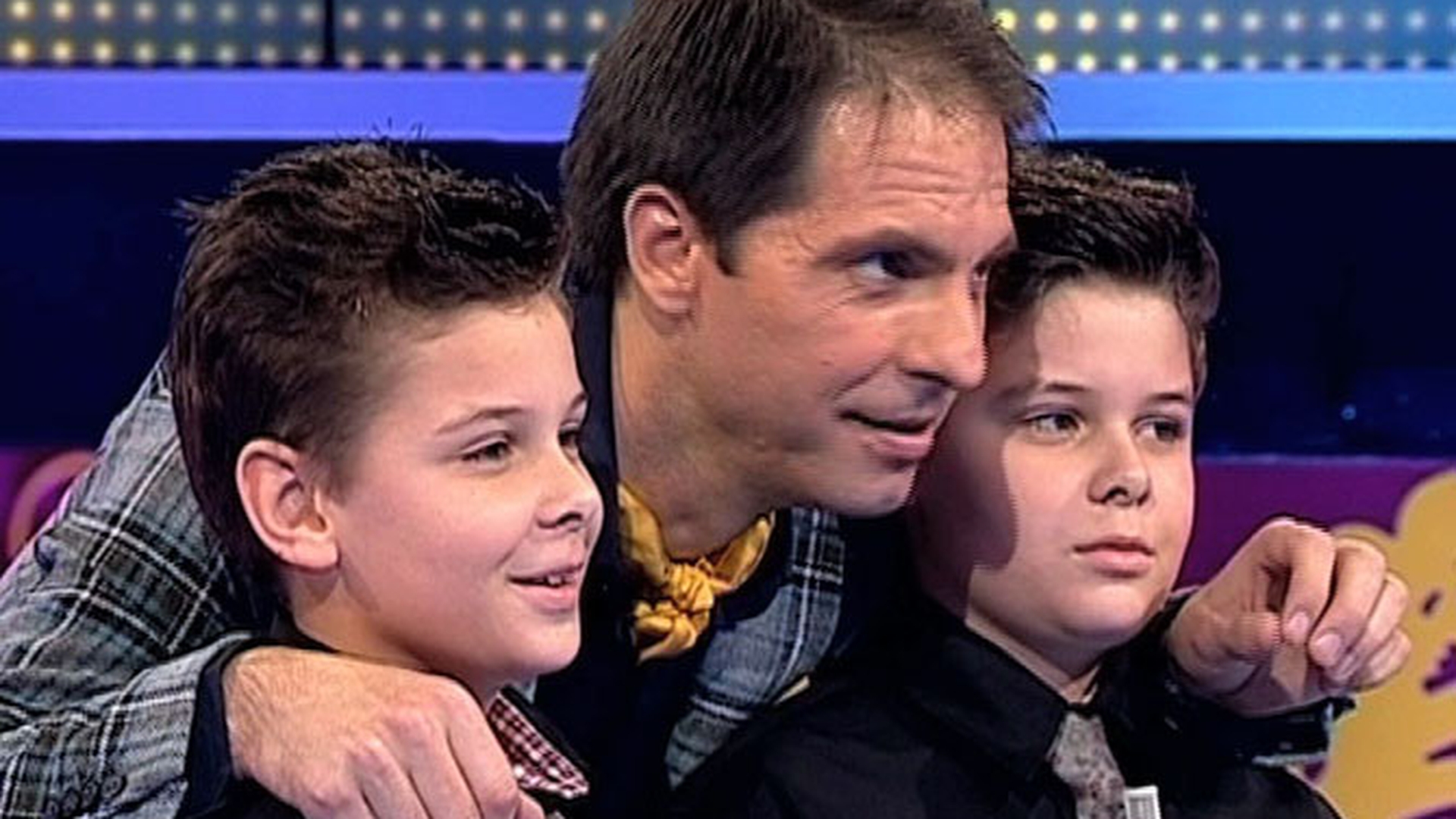 Dan Negru este un tatic de exceptie! In ajun de 8 Martie, a "dadacit" 52 de copii!