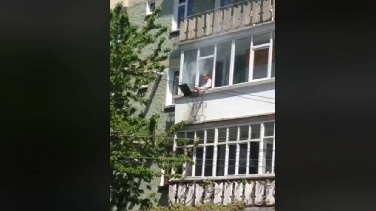 Imaginile minivacanței de 1 mai 2018. Un pensionar din Piatra Neamț a făcut mici la grătar pe geam, la etajul al doilea!