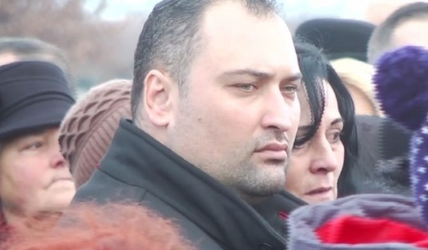 Şi-a tăiat singur craca de sub picioare. Gestul incredibil pe care l-a făcut, după înmormântare, criminalul care şi-a ucis mama, tatăl şi bunica