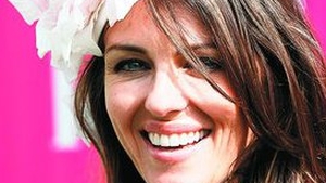Elizabeth Hurley s-a despartit de iubitul ei, Shane Warne