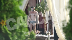 Domnisoarele au inlemnit cand si-a scos tricoul! Ce vedeta si-a incordat pectoralii si si-a strans viguros barbatia in mana!