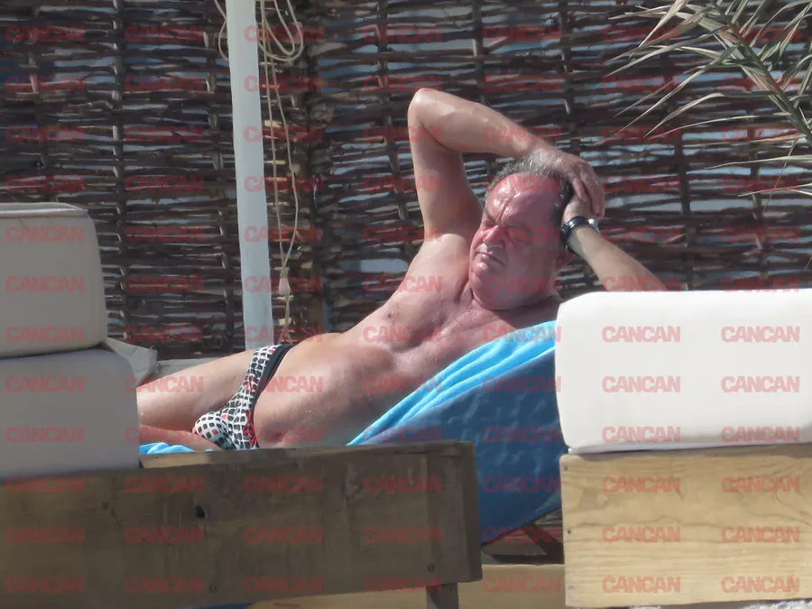 Vasile Blaga, relaxat pe plajă, cu "bijuteriile" la vedere