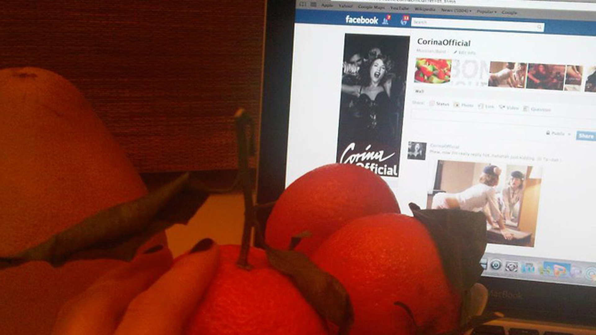 Corina isi ia micul dejun in timp ce navigheaza pe internet! Vezi ce mananca de arata asa bine