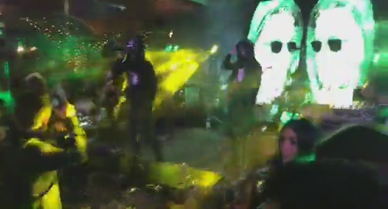 CANCAN.ro a transmis LIVE de la evenimentul anului! S-a deschis cea mai mare şi mai scumpă şampanie comandată în România: dinozaurul rose de 9 litri!