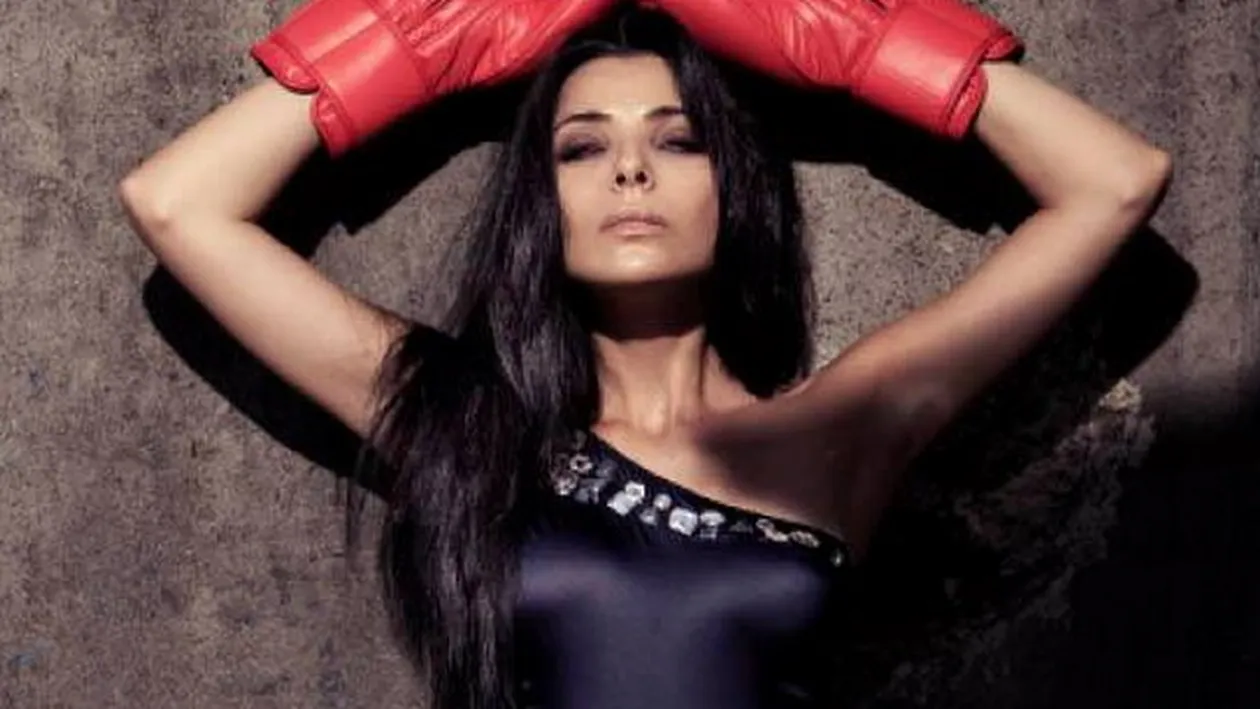 ROMANIA-GRECIA LIVE! Cea mai sexy prezentatoare de stiri sportive a intrat in febra meciului. Vezi ce pronostic a dat!