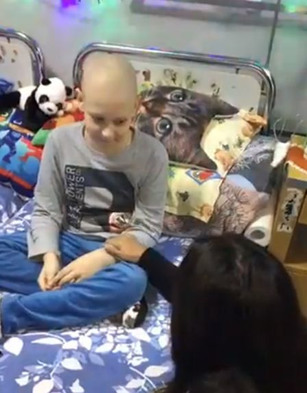 Oana Zăvoranu a împărţit cadouri copiilor bolnavi de cancer! A început să plângă când a ajuns la spital şi a stat de vorbă cu micuţii