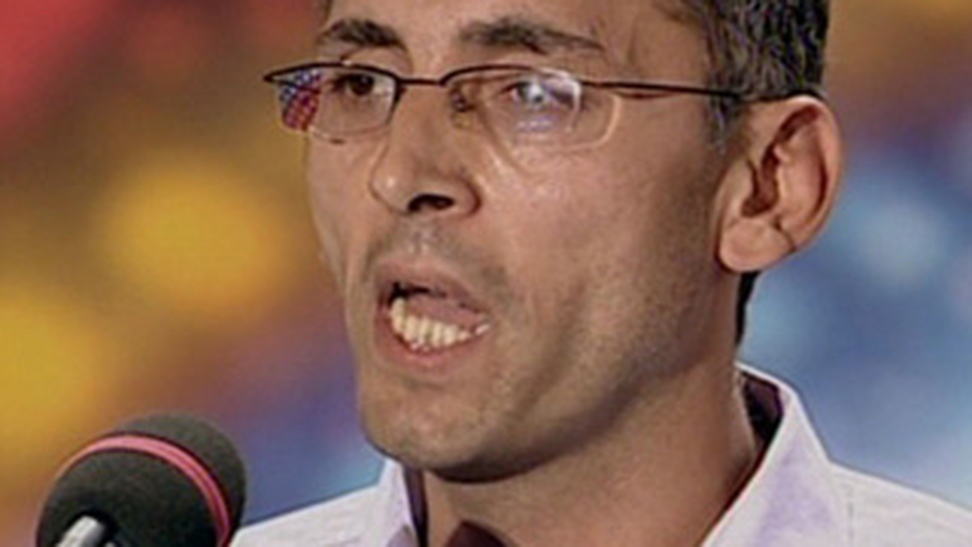 Inca un "rechin" la "Romanii au talent"! A recitat poezii scrise de el si a ranjit ca sa i se vada dantura defectuoasa!