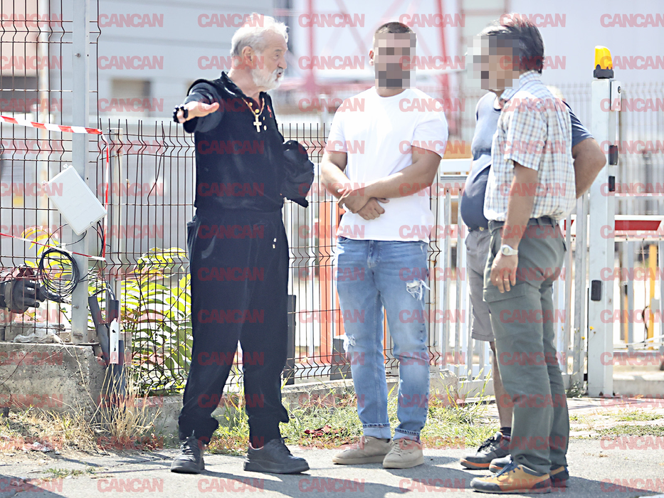 Gigi Becali le dă indicații muncitorilor