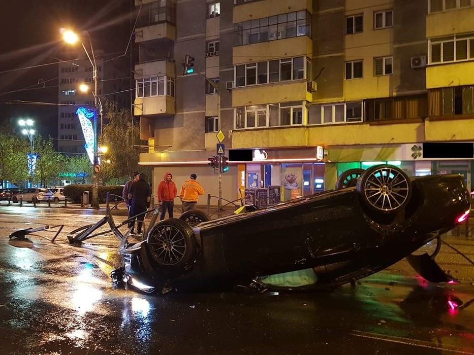Accident spectaculos în București. Șoferul unui bolid a apăsat puternic pedala de accelerație și s-a răsturnat