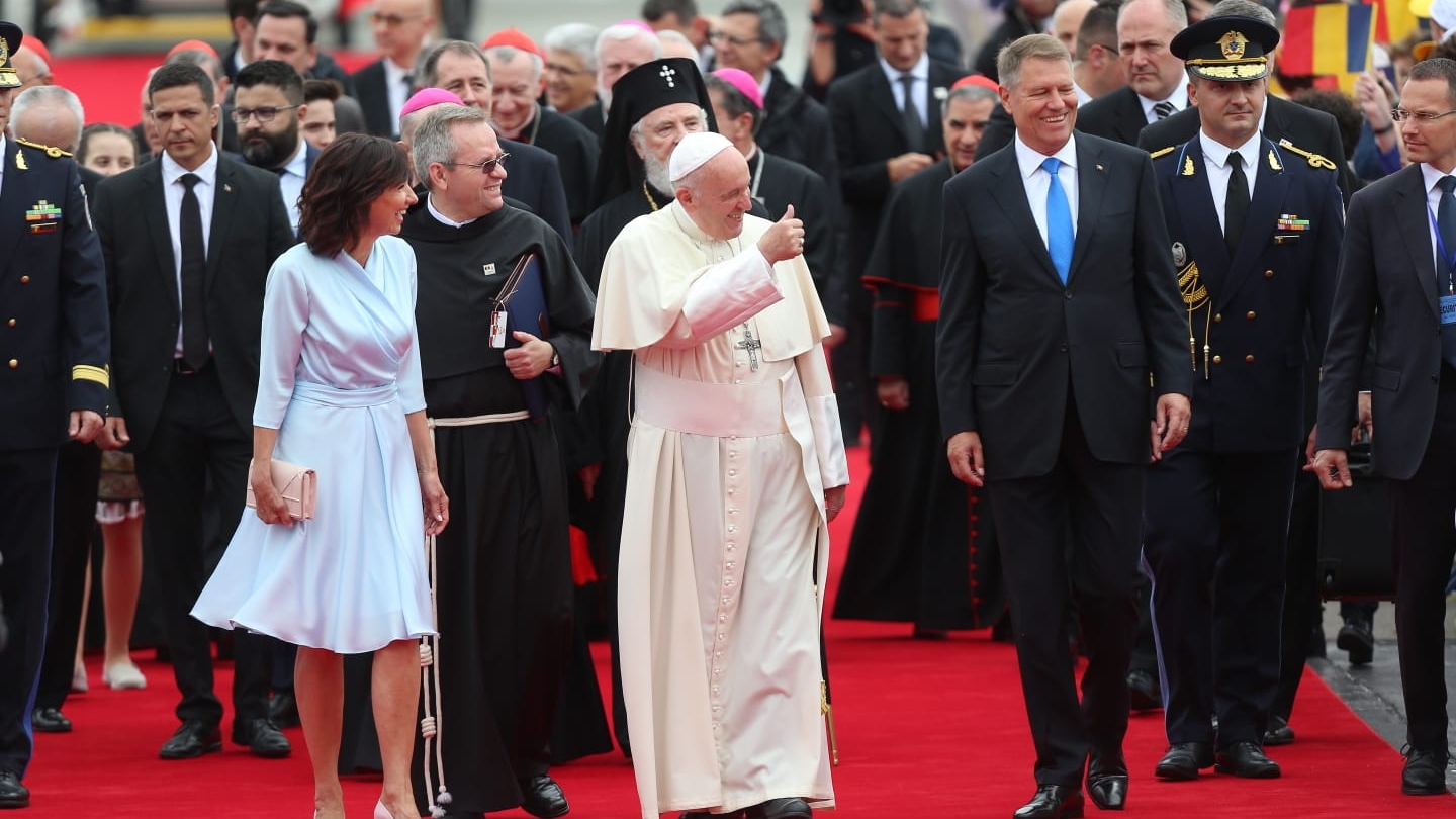 Președintele Klaus Iohannis, către Papa Francisc: "Este o mare plăcere să vă avem pe pământ românesc!"