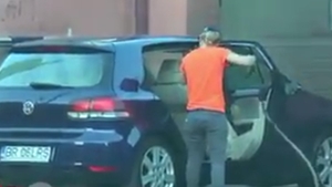 Surpriza incredibilă de care a avut parte un client al unei spălătorii! A comandat interior-exterior, iar mașina lui...