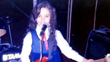 De mica i-a placut muzica! Ghici cine este cantareata din poza care a ajuns una dintre cele mai sexy artiste si mamici