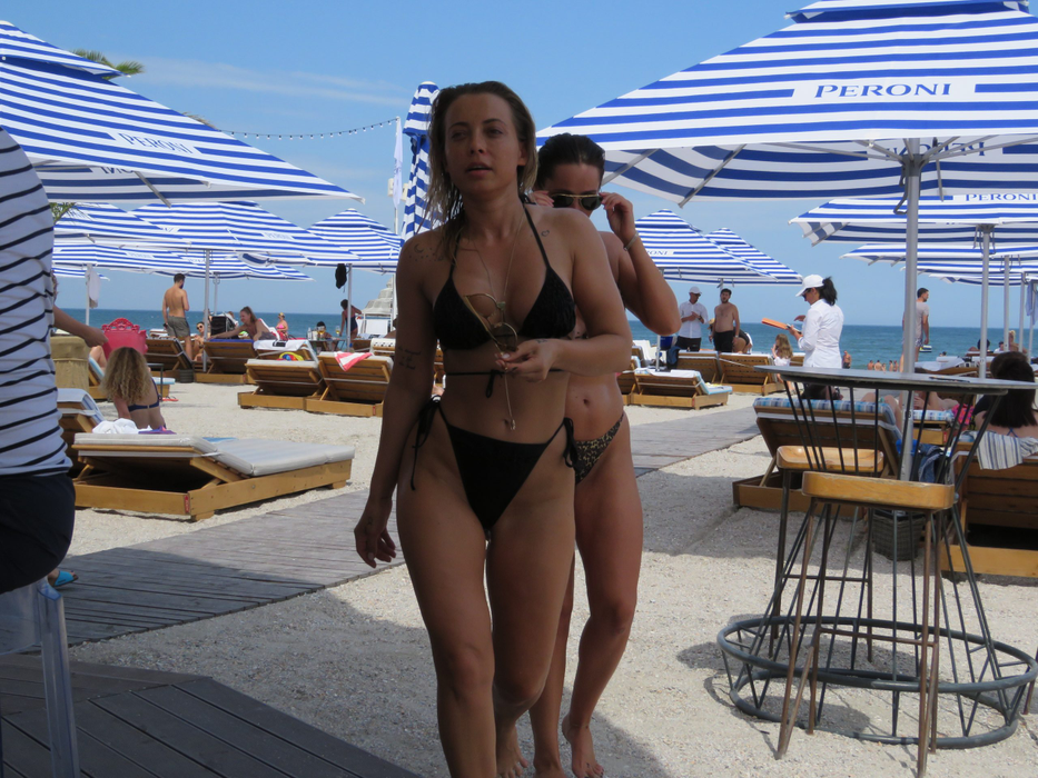 Adriana Rusu și Andra Mihail, două prezențe remarcate imediat pe plajă